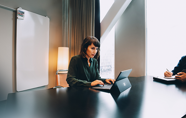 Flott, stilig, praktisk og lett design Kvinne som skriver på en Microsoft Surface Pro 7