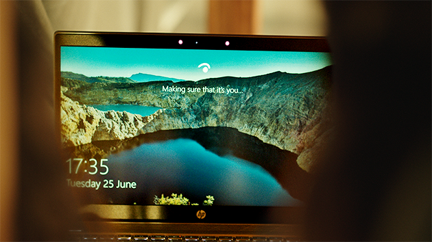 HP Pavilion 14 har ansiktsgjenkjennelse HP Pavilion 14 prøver å identifisere en person