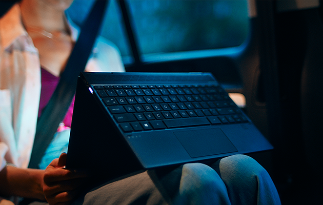 Innovativt skjermfeste HP Envy x360 i fanget til en kvinne