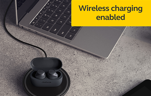 Jabra Elite Active 75t WLC lader du trådløst med en horisontal Qi-sertifisert lader Jabra 75t WLC som lades på trådløs lader tilkoblet bærbar PC