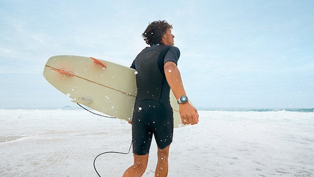 Smarte funksjoner Huawei Watch GT2e på armen til surfer