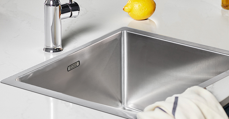 Toppmontert En toppmontert vask i en Quartz-benkeplate