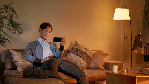 6 tommer OLED-skjerm med format i 21:9 til forbløffende underholdning Sony Xperia 10 anvendes av ung mann til å se en film på