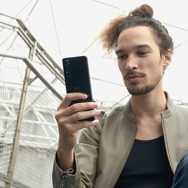Få mer ut av 5G med en kraftig Sony mobil Sony Xperia 1 II i hånden på ung mann