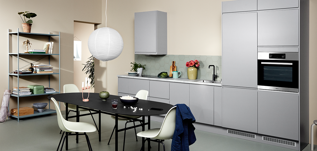 En sort Damixa Silhouet kran vil skille seg ut på dette Integra Steel Grey kjøkkenet Epoq Integra Steel Grey kjøkken