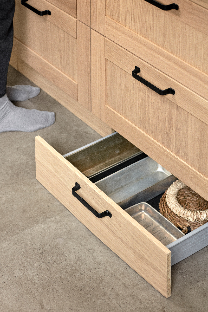 Denne smarte sokkelskuffen gir mer oppbevaringsplass Shaker Natural Oak kjøkken med åpen skuff