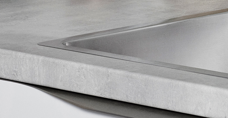 Toppmontert En toppmontert vask i benkeplate av laminat