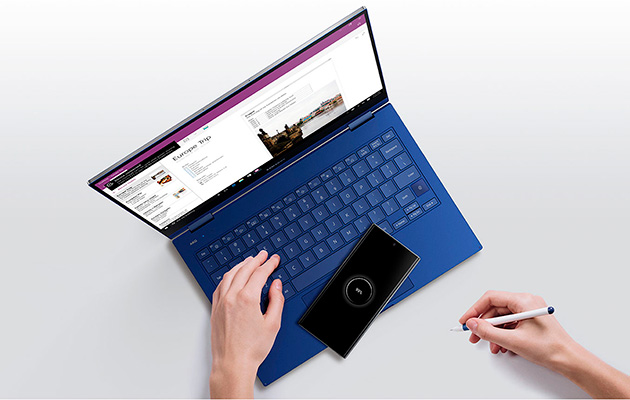 Du kan lade telefonen på Samsung Galaxy Book Flex Telefon lades på Samsung Galaxy Book Flex’ touchpad