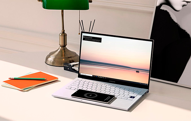 Du kan lade din telefon direkte på Samsung Galaxy Book Ions touchpad Telefon ligger på Samsung Galaxy Book Ion og lades