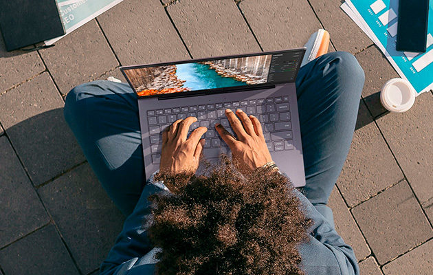 Samsung Galaxy Book S fungerer også i lyse omgivelser Person med Samsung Galaxy Book S