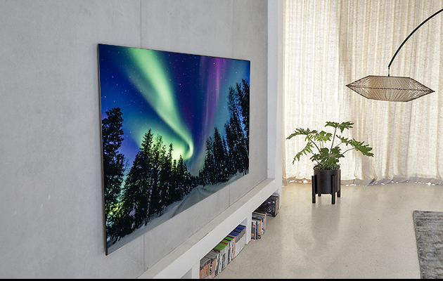OLED kler å henge på veggen OLED-TV med Nordlys på vegg