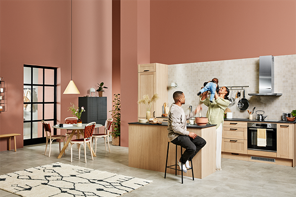 En kjøkkenøy med barkrakker er en sosial løsning En familie i Shaker Natural Oak -kjøkken