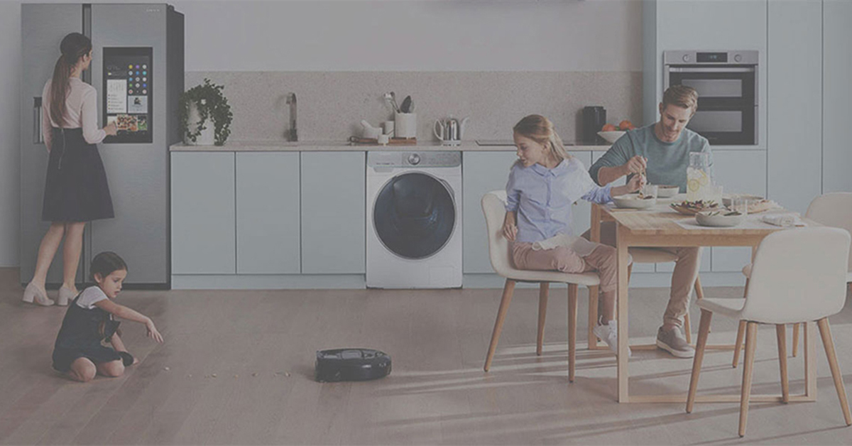 Prisvinnende hvitevarer fra Samsung En familie på et kjøkken med hvitevarer fra Samsung