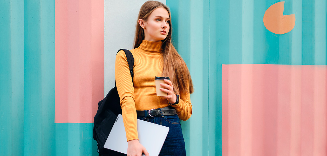 Lenovo IdeaPad 5 er et fashion statement Kvinne står med Lenovo IdeaPad 5 i armene