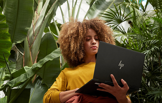 HP Envy x360 – grenseløs kreativitet HP Envy x360 som ligger sammenlagt på et skrivebord
