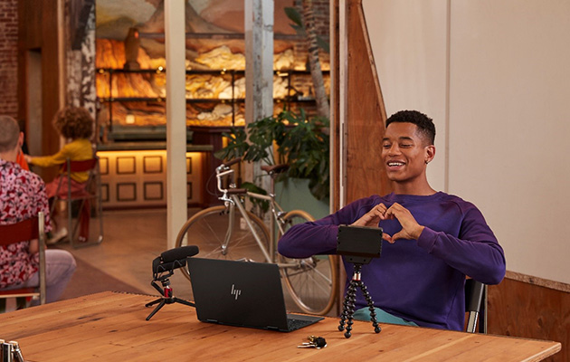 HP Envy x360 – slå av mikrofon og webkamera Mann som lager et hjerte til videonettprat på dataen