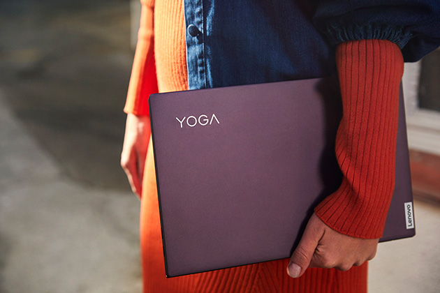 Lenovo Yoga Slim 7 har et stilfull design Kvinne holder Lenovo Yoga Slim 7 i fanget