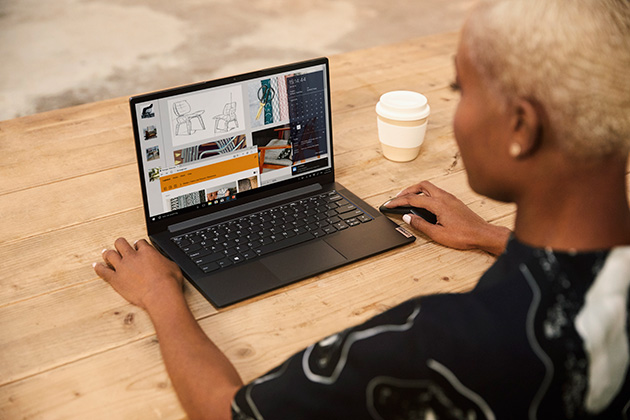Lenovo Yoga Slim 7 gjør din hverdag lettere Kvinne jobber på Lenovo Yoga Slim 7