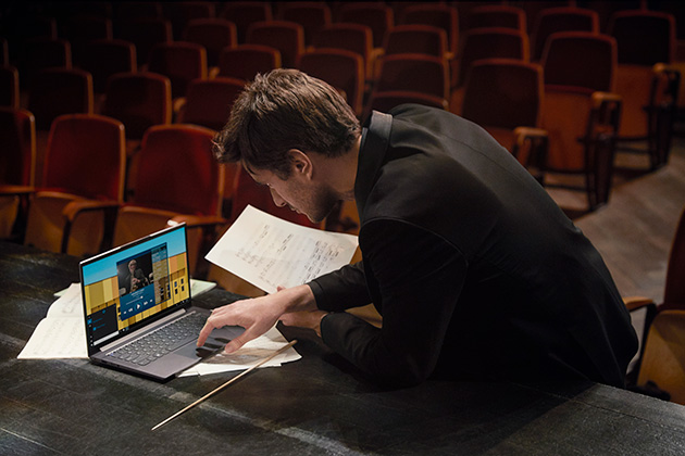 Lenovo Yoga Slim 7 har utrolig lyd og bilde Mann jobber på Lenovo Yoga Slim 7 med noter i hånden