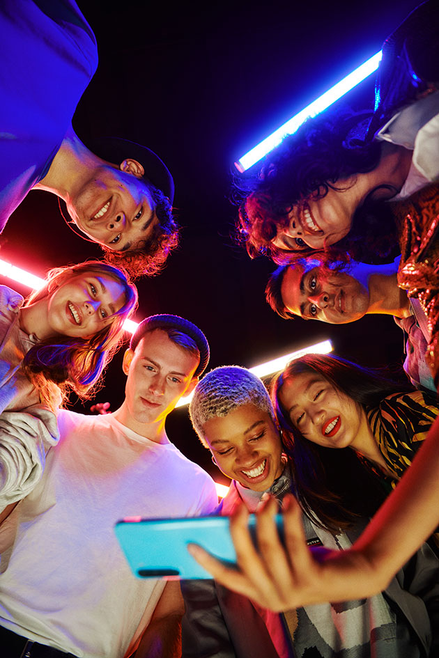 Ultra Wide selfie-funksjon gjør det mulig å ta bilder av hele vennegjengen OnePlus Nord brukes til en gruppeselfie