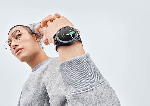 Galaxy Watch 3 er tynnere, mindre og lettere enn sine forgjengere. Den har også større skjerm, samt en klassisk design. Samsung Galaxy Watch 3 på armen tile n mann