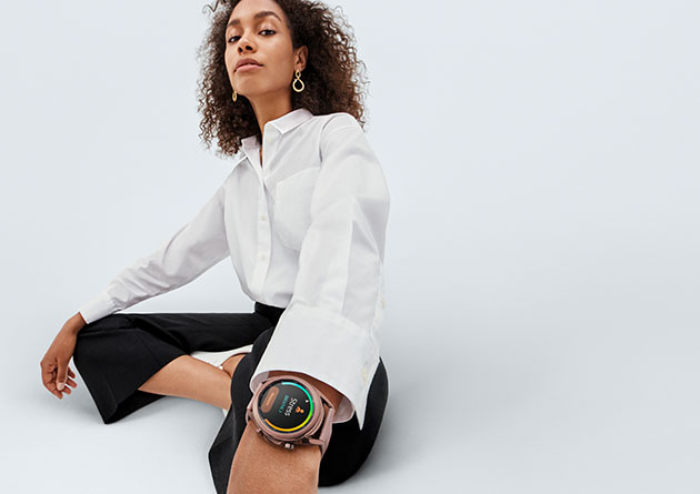 To størrelser, tre farger og masser av urskiver Samsung Galaxy Watch 3 på armen til en kvinne