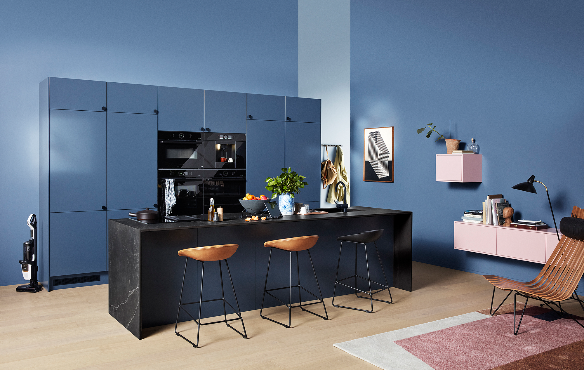 Trend Blue Grey balanserer sofistikert og lekent på elegant vis Kjøkkenserien Trend i fargen Blue Grey