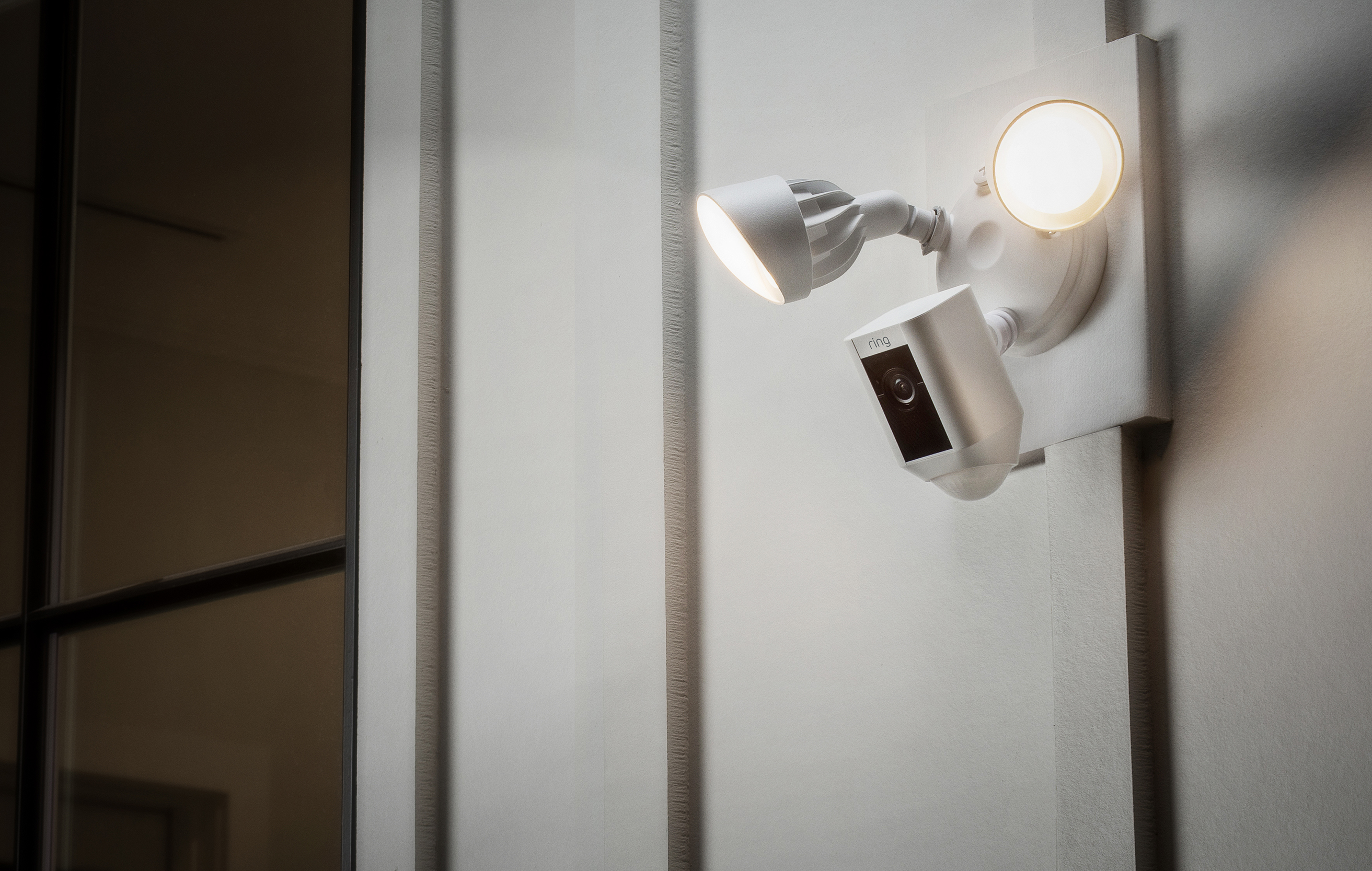 Alle kameraer har LED-lys, 1080p HD live videostrømming og en 110-desibel Ring spotlight cam på vegg