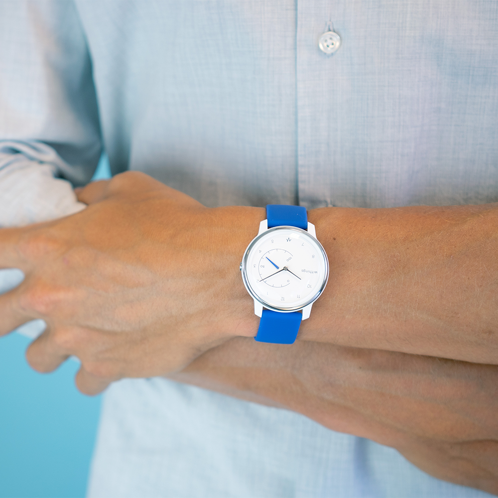 Withings gir deg oversikt over helsen din – velg klokken du liker best her! Withings Move EKG på armen til en mann