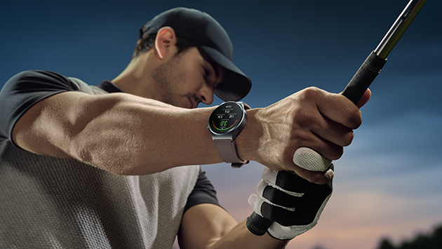 To ukers batteritid sikrer at du kan leve et effektivt liv uten å tenke over lading Huawei Watch GT2 Pro på armen av mannlig golfspiller