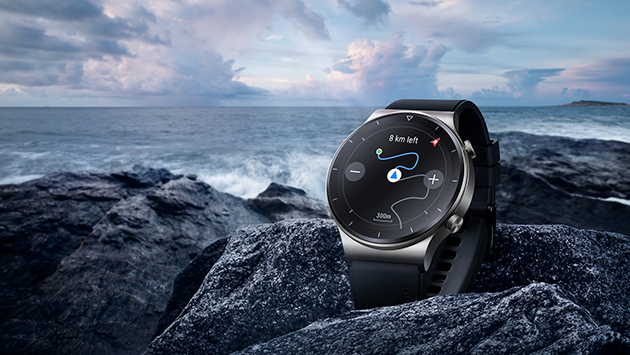 Det slitesterke safirglasset på Huawei Watch GT2 Pro passer perfekt til urkassen av titanium Huawei Watch GT2 Pro på stein ved en strand