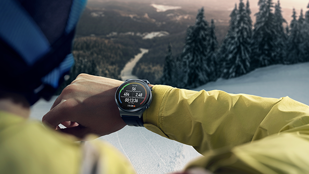 Huawei Watch GT2 Pro hjelper deg med å spore og registrere alt du gjør Huawei Watch GT2 på armen av en skiløper