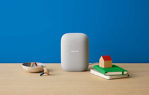 Spør Google om været, nyheter og omtrent alt mulig annet Google Nest Audio mot blå bakgrunn