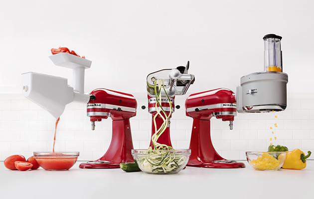 Kjøkkenmaskiner og belndere fra KitchenAid i matchende farger Tre KitchenAid kjøkkenmaskiner med tilbehør og diverse ingredienser