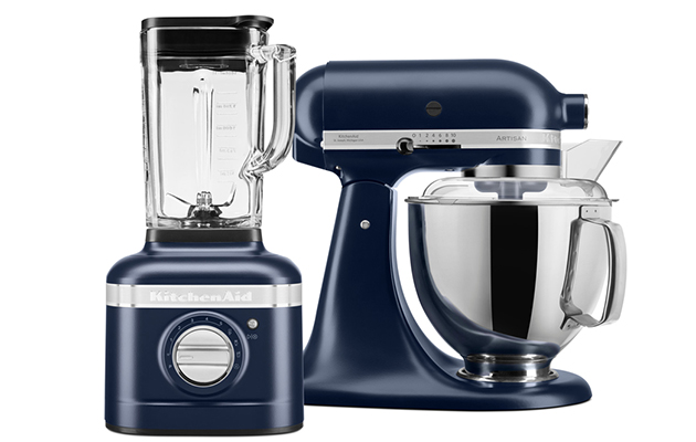 Kjøkkenmaskiner og blendere fra KitchenAid I matchende farger Et bilde av en blender og kjøkkenmaskin fra KitchenAid