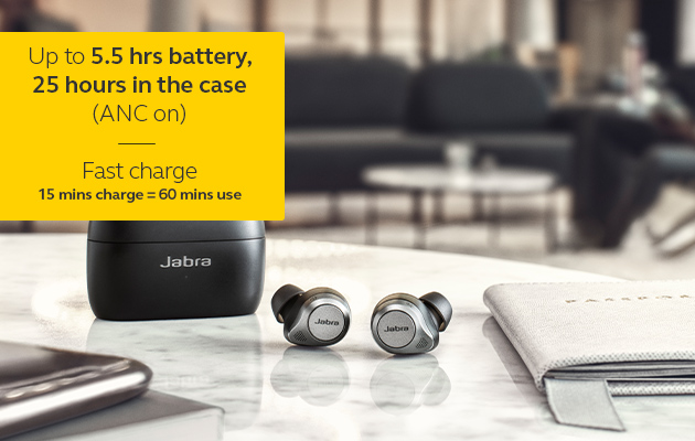 Jabra Elite 85t har 5,5 t batteritid med ANC Jabra Elite 85t helt trådløse ørepropper på bord og tekst om batteritid