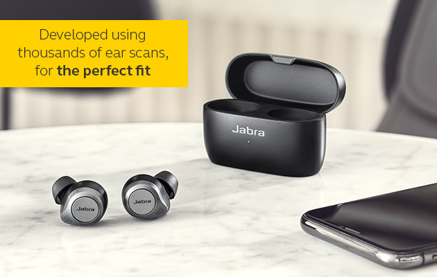 Skreddersy lydbildet med Jabra Elite 85t Jabra Elite 85t helt trådløse ørepropper på bord og tekst om passform
