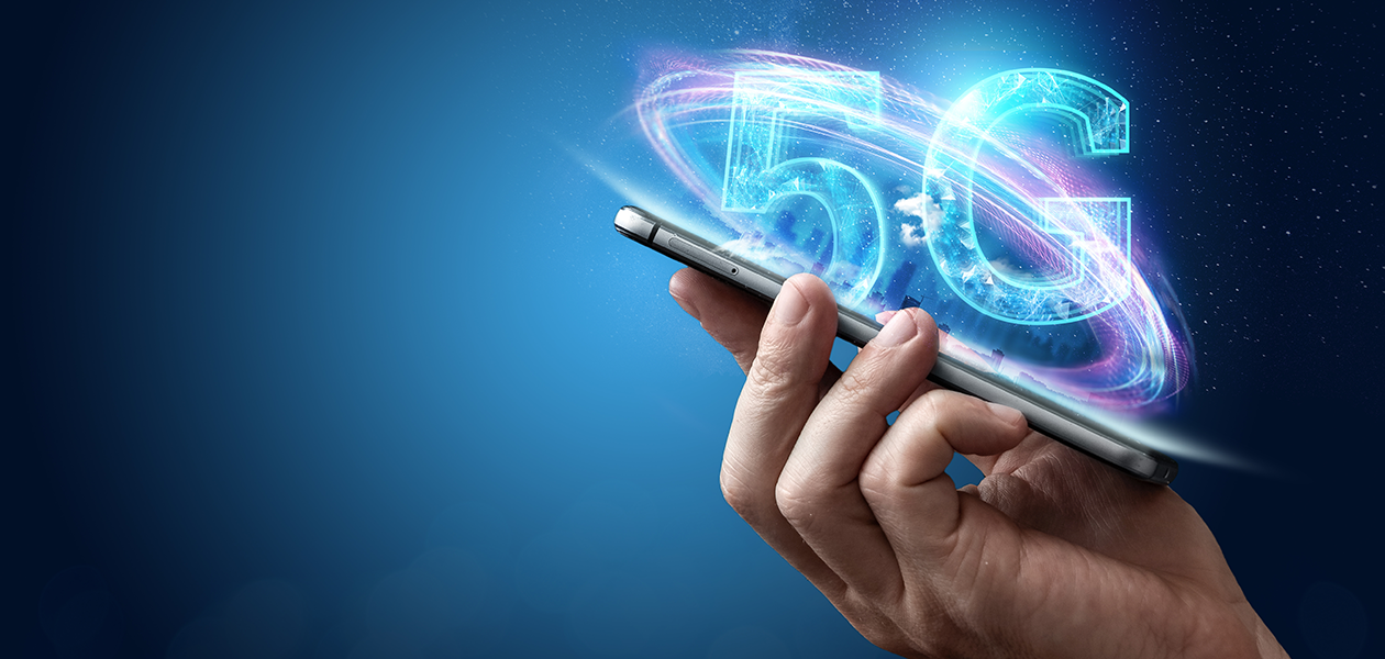Få fullt overblikk over hvilke mobiler med 5G som er tilgjengelig 5G-mobil I mannlig hånd med et 5G-hologram I bakgrunnen