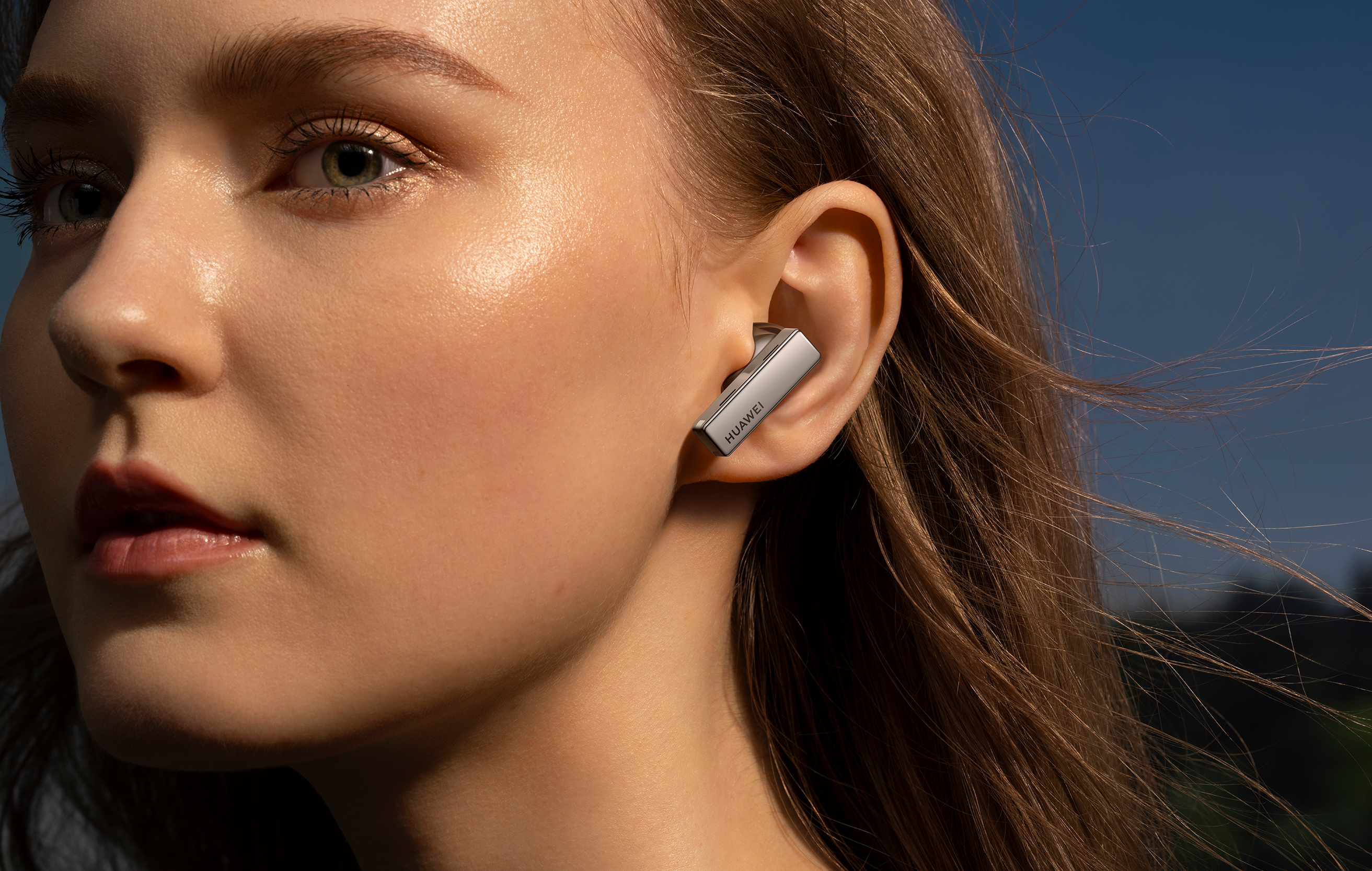 Cozy Mode tar bort irriterende lyder fra omgivelsene Kvinne med HUAWEI FreeBuds Pro
