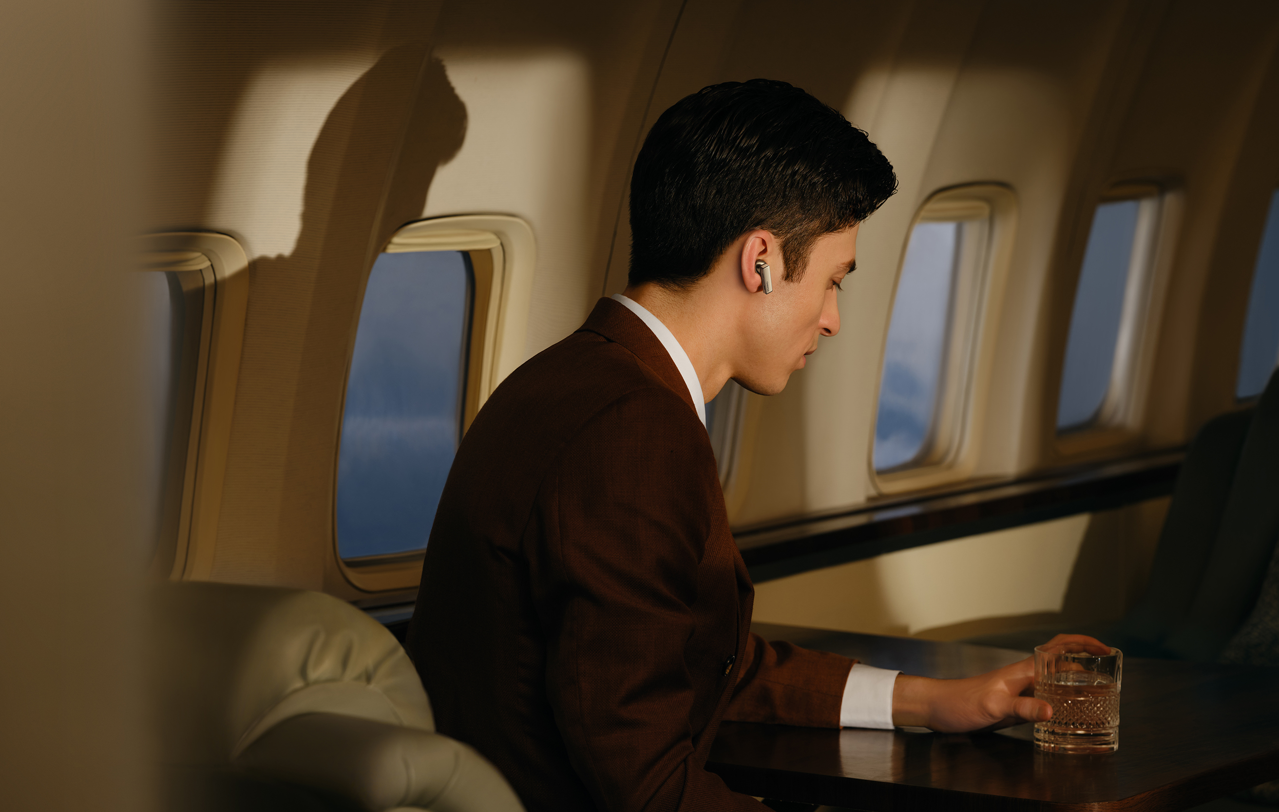 Koble av med maksimal støykansellering når du er på reise Mann på fly med HUAWEI FreeBuds Pro