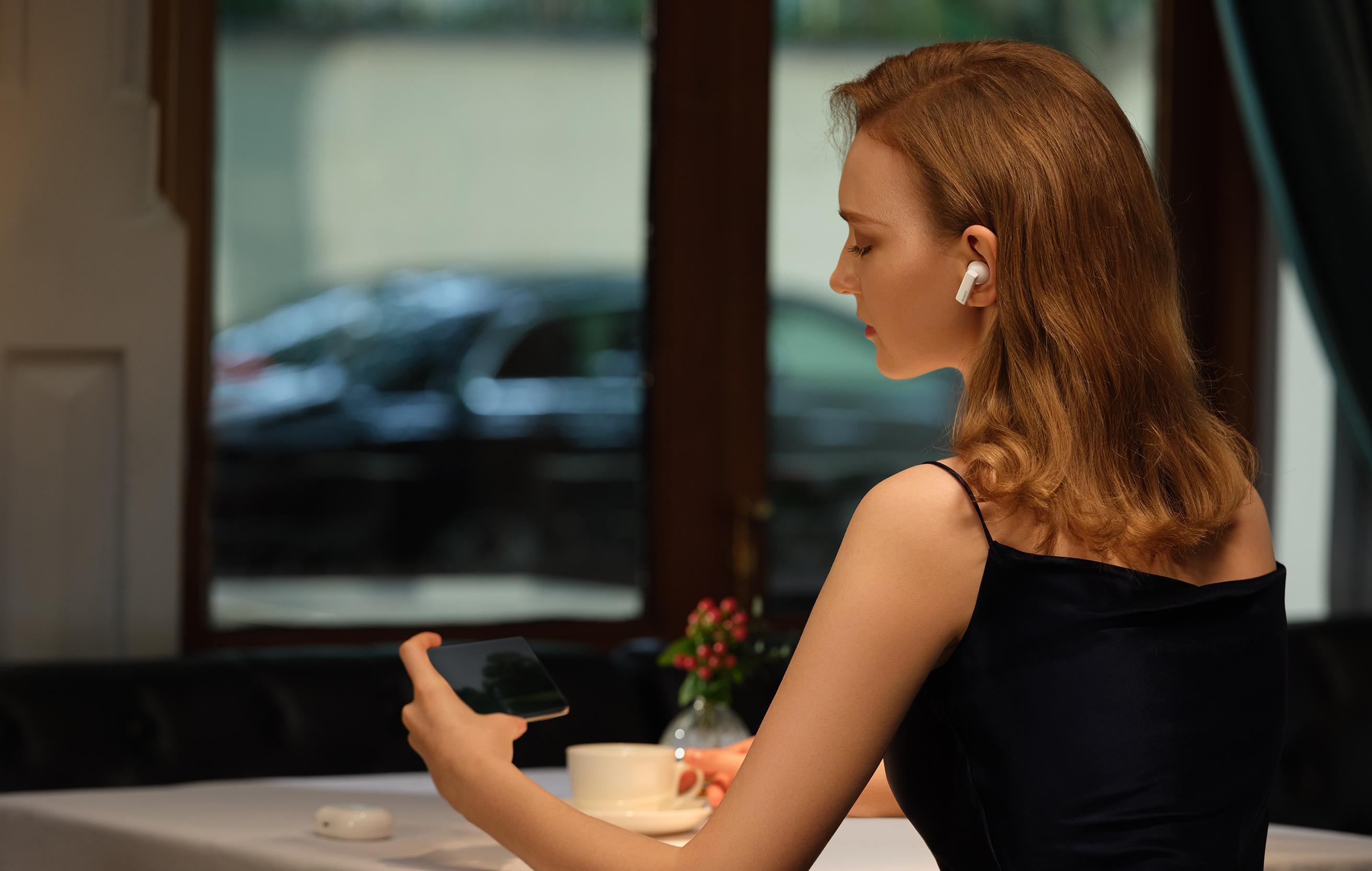 General Mode reduserer omgivelsesstøy Kvinne med HUAWEI FreeBuds Pro på restaurant