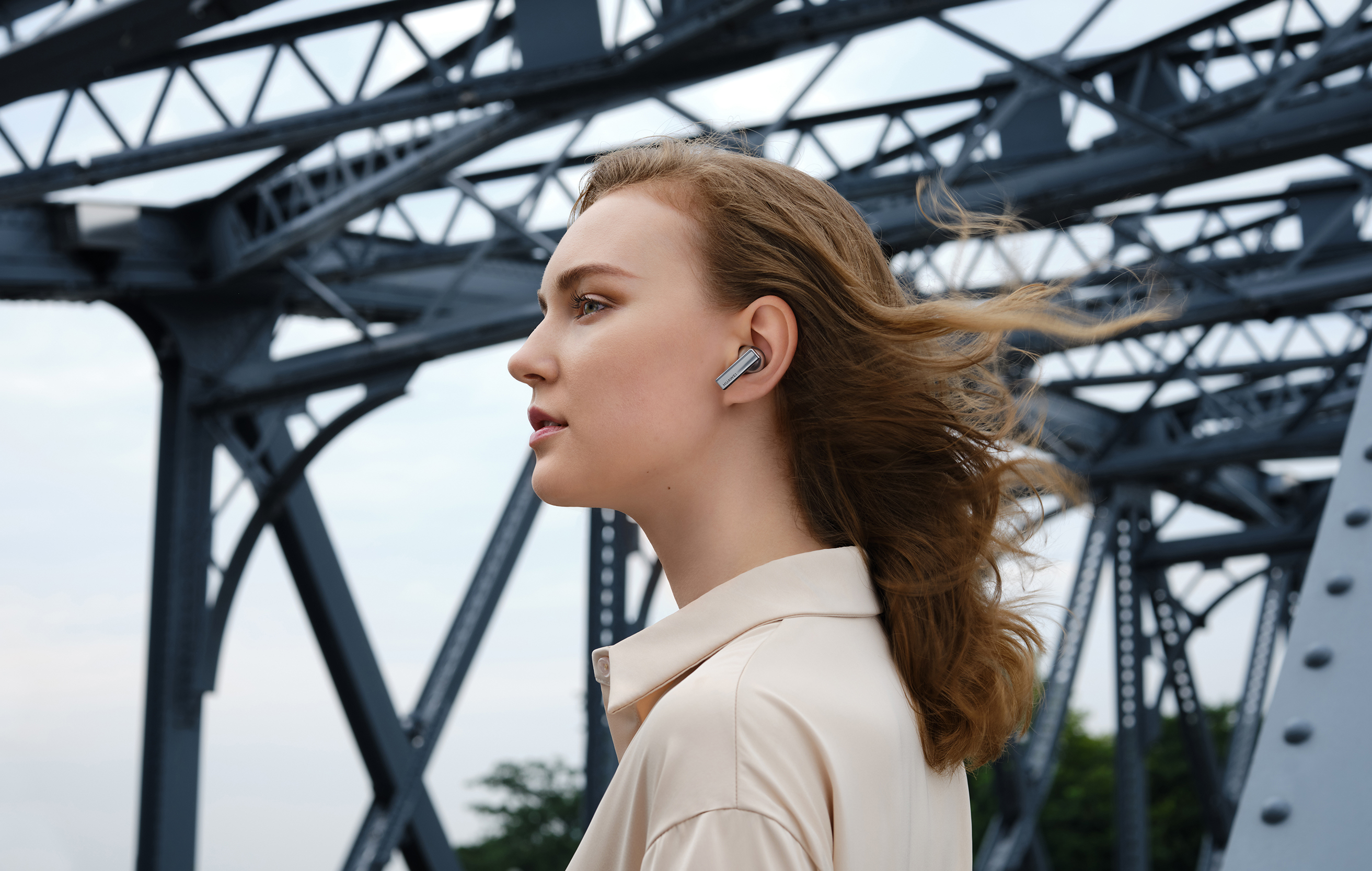 Bytt til Voice Mode og slipp inn omgivelsene dine Kvinne med HUAWEI FreeBuds Pro