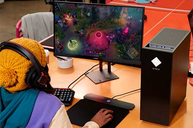 AMD Ryzen™ 7-prosessor Person gamer på HP Omen stasjonær pc