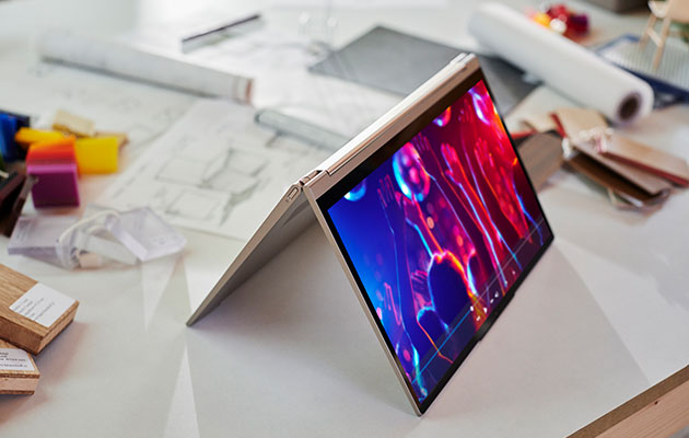 Lenovo Yoga C940 Lenovo Yoga C940 på et bord i teltposisjon
