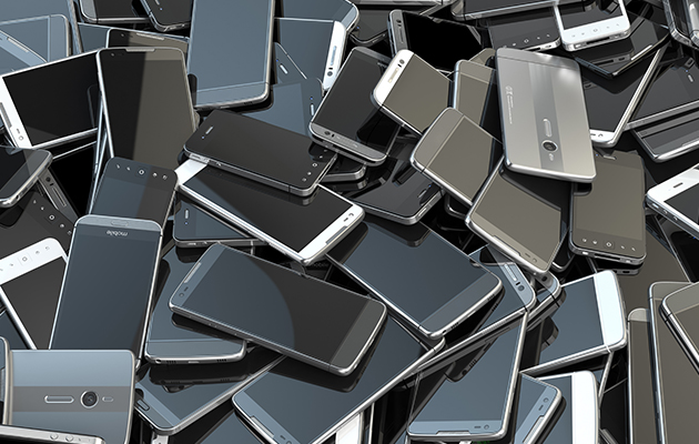 Bilde av telefoner i en haug Hva er elektronisk avfall?