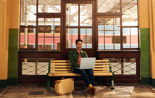 Ingen Wi-Fi? Ikke noe problem. Mann bruker Chromebook på togstasjon