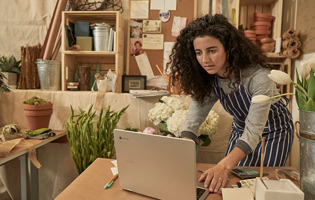En Chromebook er klar når du er det Kvinne som bruker Chromebook