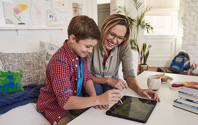 En Chromebook for hele familien Mamma og sønn bruker Chromebook