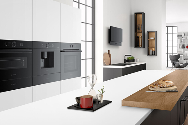 Bosch Carbon Black En kjøkkenøy i midten av bildet og tre ulike produkter fra Bosch i bakgrunnen