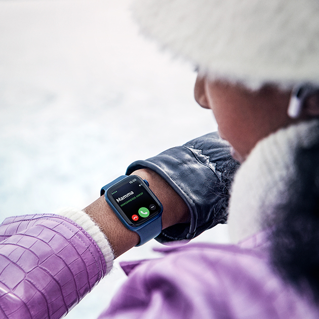 Apple Watch Series 6 holder kontakten med de du bryr deg mest om Apple Watch Series 6 med et innkommende anrop fra mor